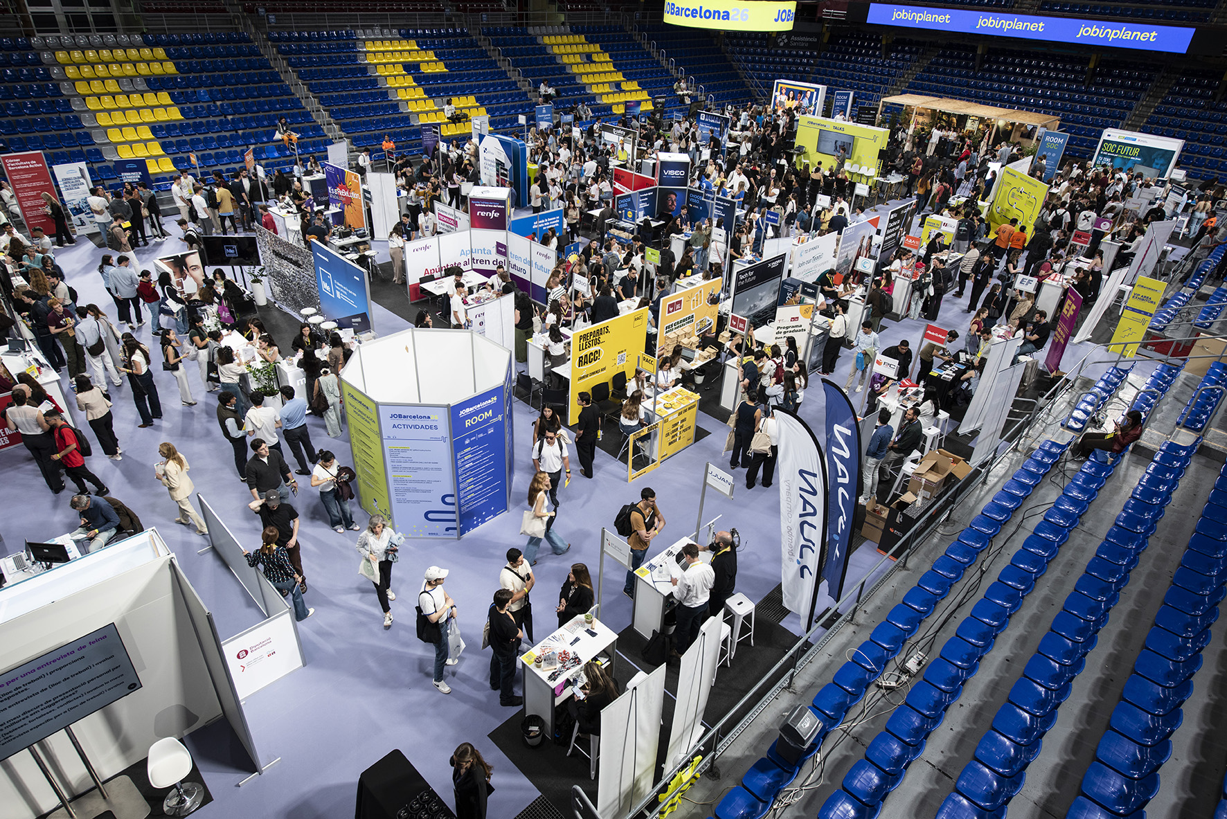 Suelo del estadio con stands de empresas en JOBarcelona