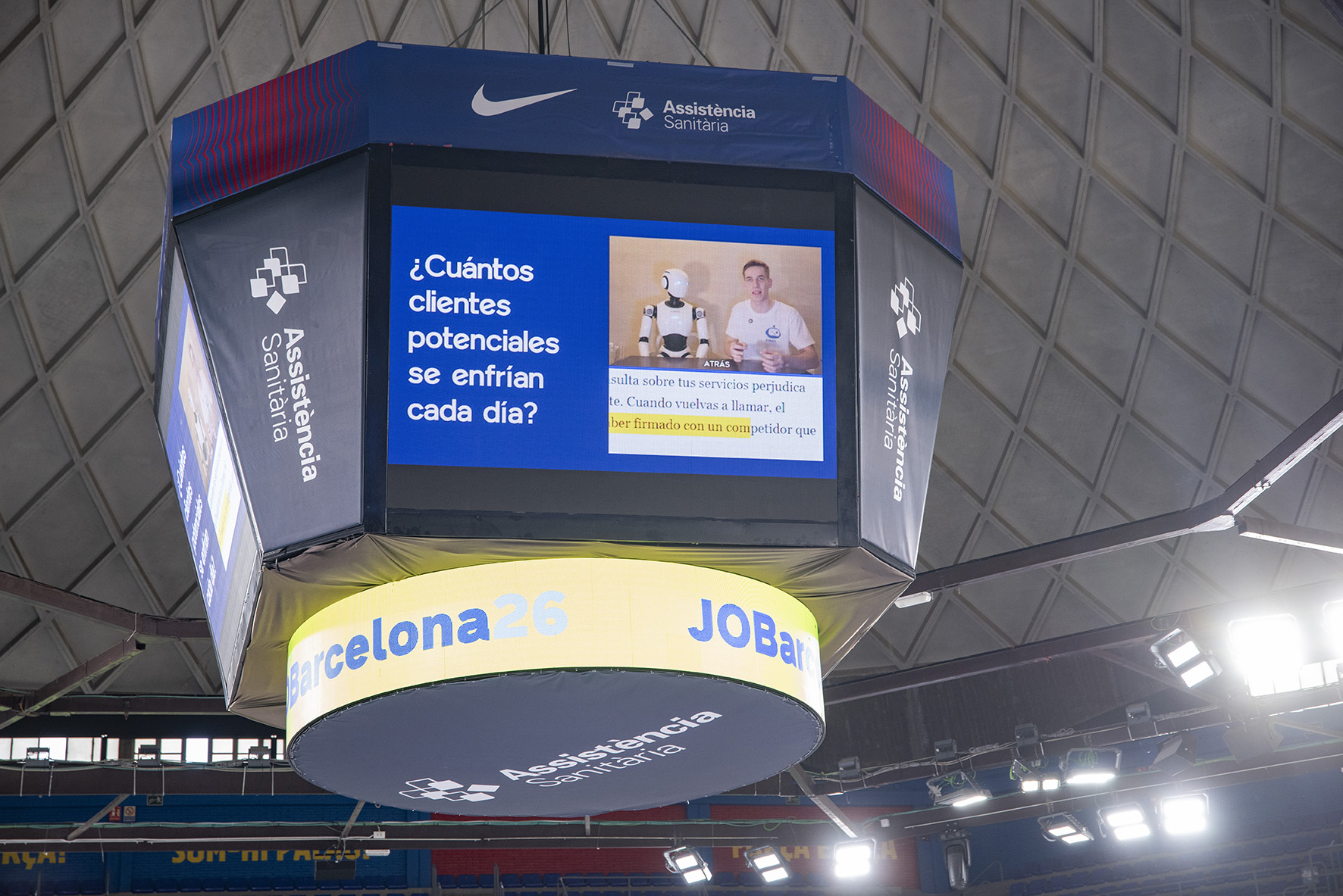 Pantalla gigante del Palau Blaugrana con mensaje de Vibot sobre captación de clientes con IA